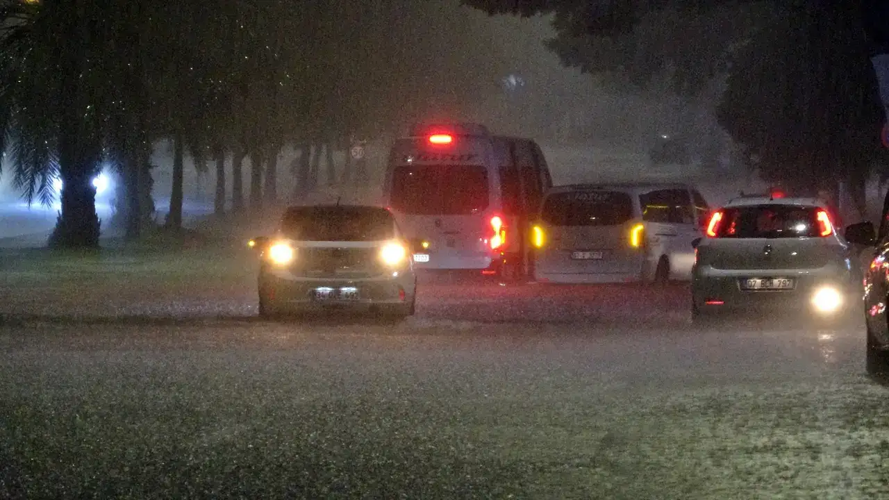 Araçlar Mahsur Kaldı, Vatandaş Duraklara Sığındı 12